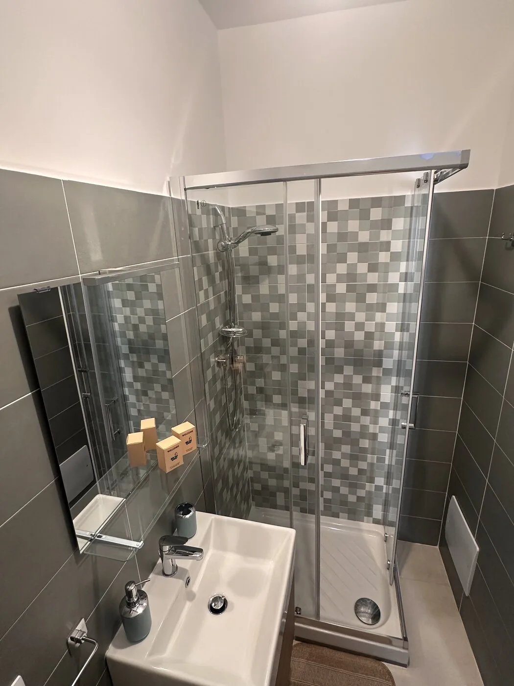 Casa Totò Ascea — bagno moderno con doccia e bidet