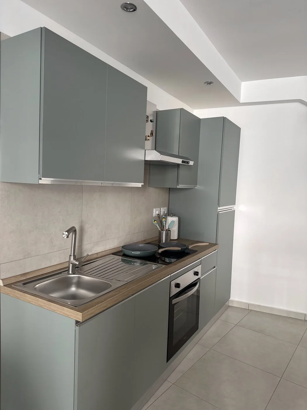 Casa Totò Ascea — cucina completa con lavastoviglie e elettrodomestici