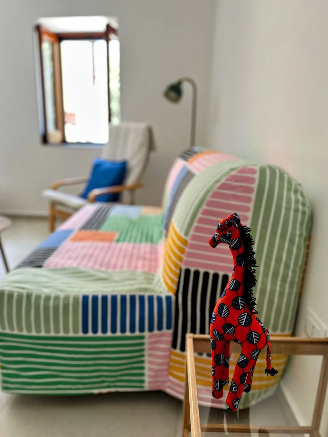 Casa Totò Ascea — divano colorato nel soggiorno