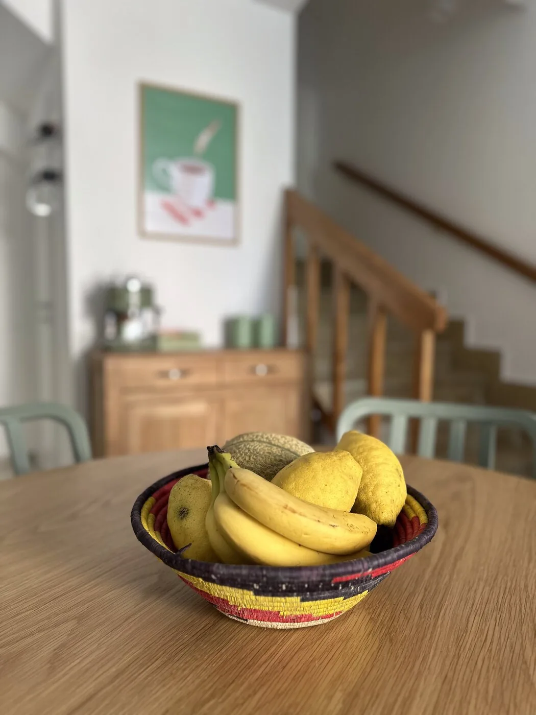 Casa Totò Ascea — living con fruttiera e arredamento curato