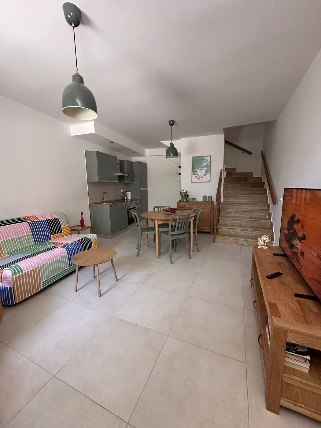 Casa Totò Ascea — soggiorno luminoso con divano letto e Smart TV
